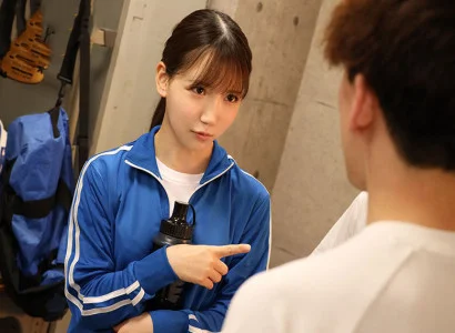 cô gái trẻ trong câu lạc bộ bóng đá quan hệ tình dục với cô gái xinh theo nhóm