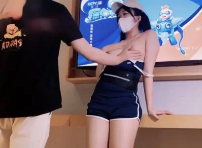 Cô nhân viên xinh đẹp bán TV cùng người khách may mắn