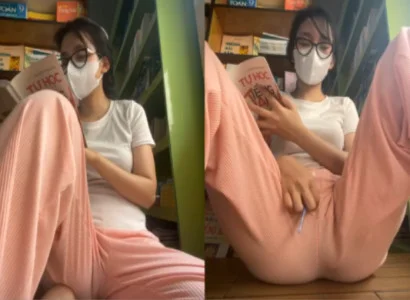 Cô gái vừa lật sách vừa nhét sextoy vào lồn
