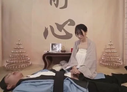 Cô nữ tu xinh đẹp đưa vị đạo sĩ bị thương vào nơi an toàn