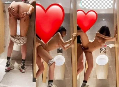 Cả hai đưa em người yêu vào WC vụng trộm