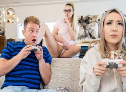 cô nương mải chơi game lúc nào cũng thế nên bị bạn thân cướp người yêu