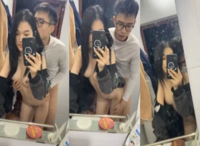Hai sinh viên trẻ địt nhau trước gương