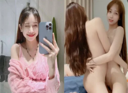 Hai cô gái trong buổi phát trực tiếp móc bím ngay trong buổi livestream