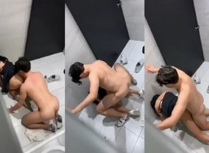 Cặp đôi trong nhà vệ sinh đang quan hệ trong WC, không hay biết bị quay