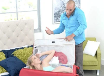 Người mở vali là trung tâm của câu chuyện