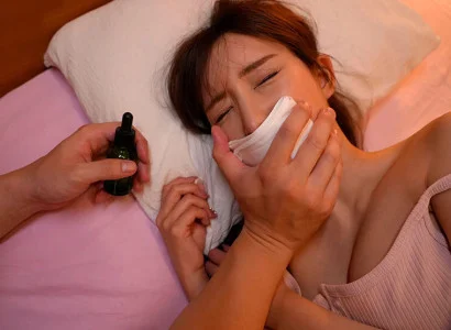 Một kẻ dùng thuốc mê khiến cô em họ xinh đẹp ngủ say rồi quan hệ